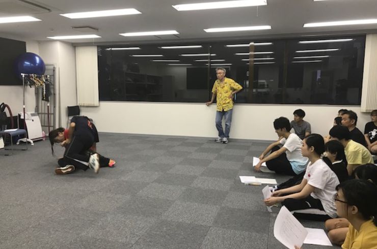 モロ師岡さんによる俳優のワークショップ