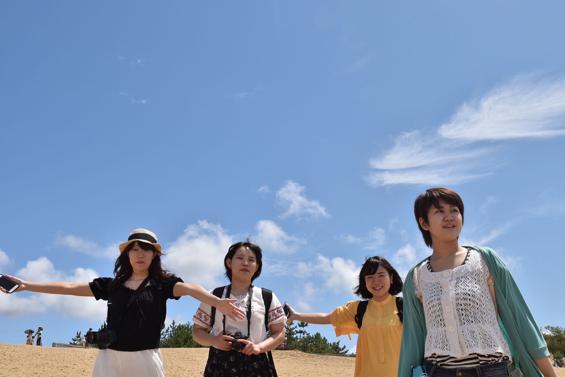 青空の下の女性たち